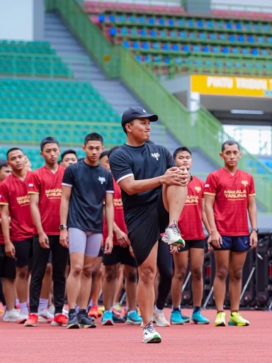 Camp leader membimbing siswa Makala Taruna