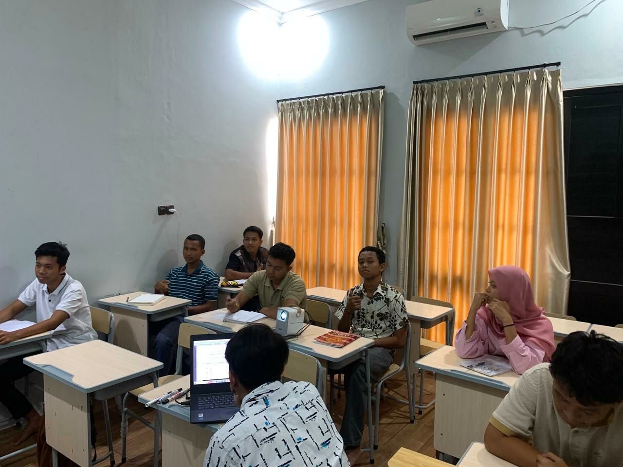 Kelas pembahasan AKMIL